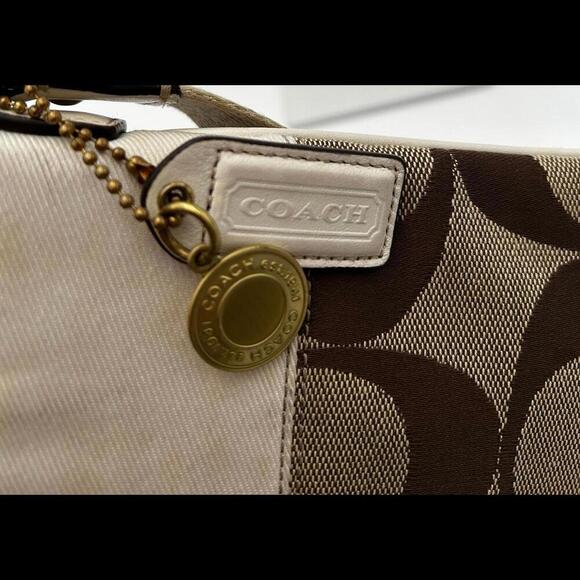 Coach Signature Canvas Crossbody Bag - Stylish and Versatile - Picture 4 of 6